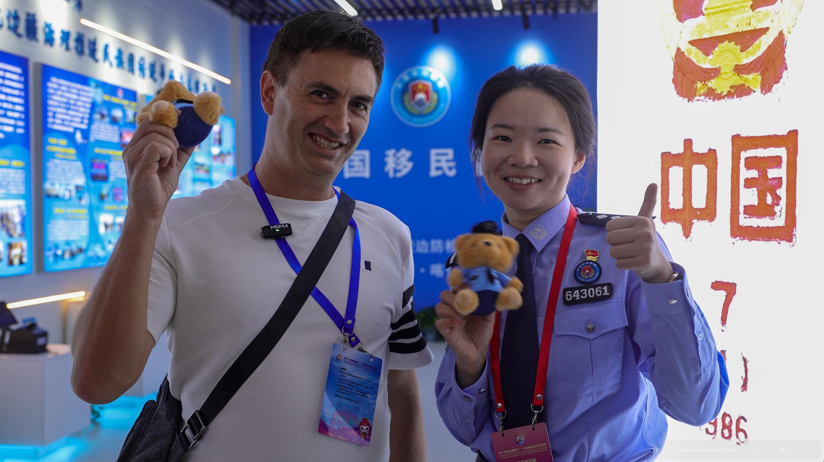 移民管理服務(wù)首次亮相喀交會，獲外商點贊！