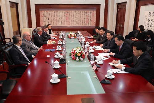 圖為司法部副部長熊選國在京同國際律師協(xié)會會長荷拉希奧·博納蒂斯·乃圖舉行會談  李光印 攝.jpg