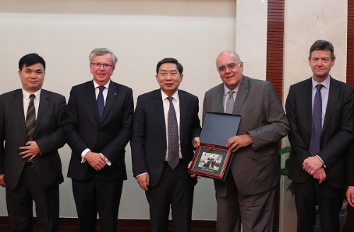 圖為雙方互相贈送紀(jì)念品。李光印 攝.jpg