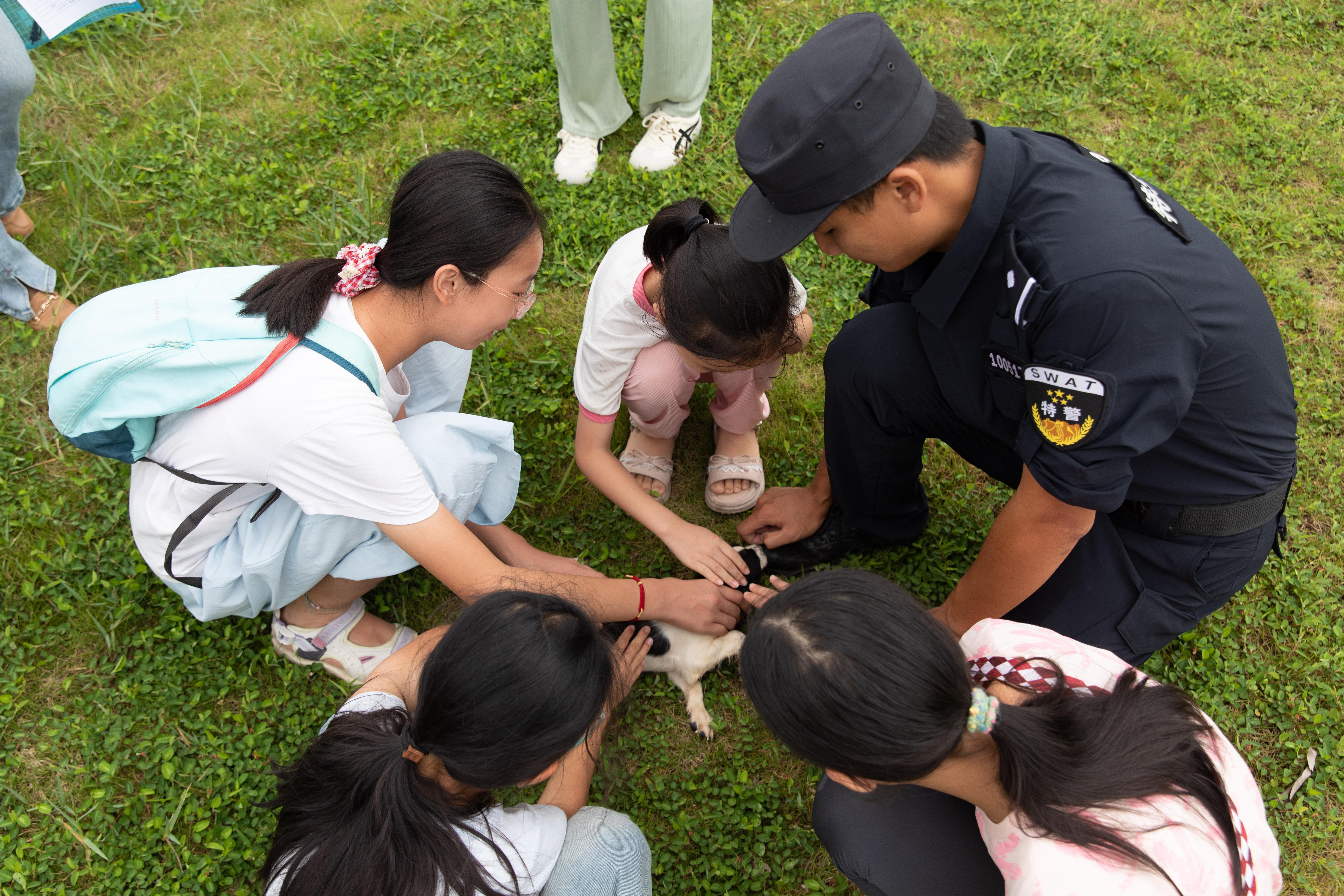 ??柳鐵公安舉辦“萌娃進(jìn)警營(yíng)·警犬伴成長(zhǎng)”警營(yíng)開(kāi)放日活動(dòng)