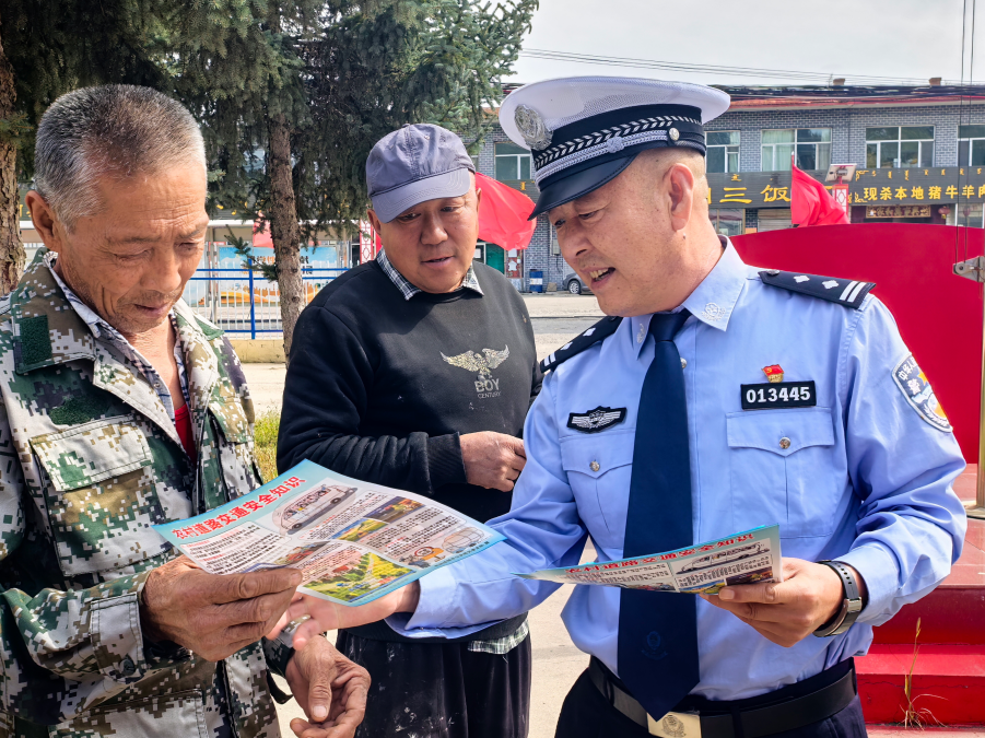 內(nèi)蒙古呼和浩特市和林格爾交管大隊開展“美麗鄉(xiāng)村行”普法宣傳活動