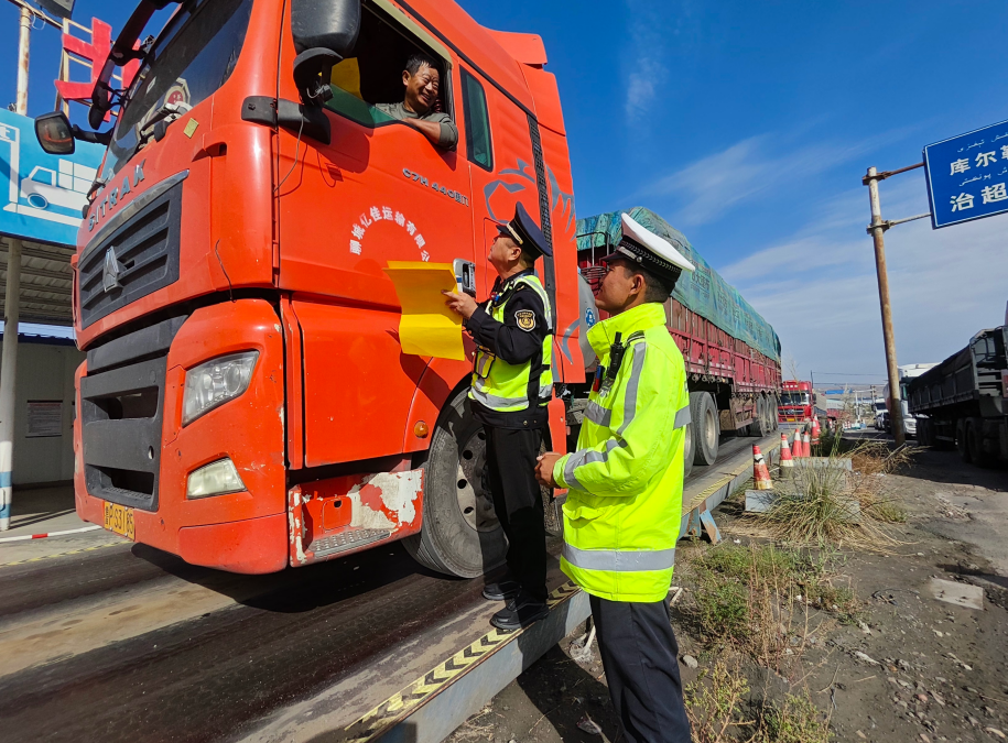 新疆庫爾勒：路警聯(lián)勤聯(lián)動 除隱患保暢通