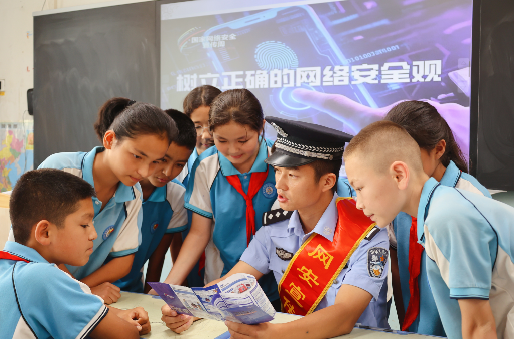 新疆阿瓦提公安：網(wǎng)絡(luò)安全知識(shí)宣傳進(jìn)校園